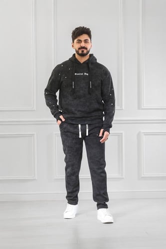 طقم رجالي شتوي بقبعة فرو وطبعات هندسية