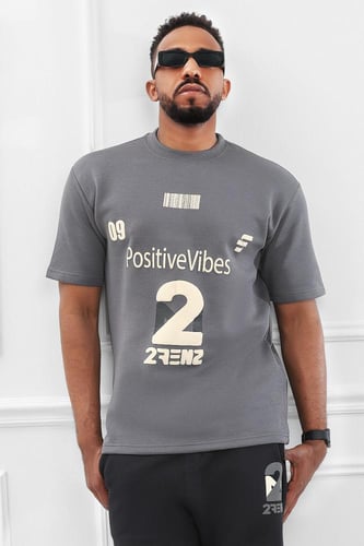 طقم رجالي صيفي كاجوال اوفر سايز مزود بطبعة من الأم...