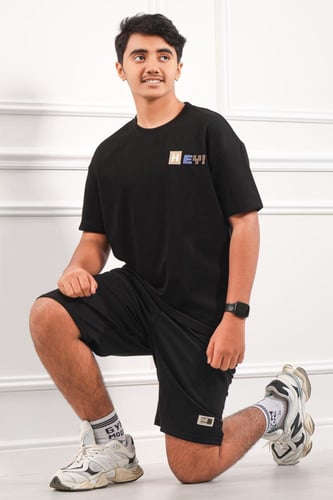 تيشرت رجالي اوفر سايز مزين بأحرف مطبوعة على الوجهي...