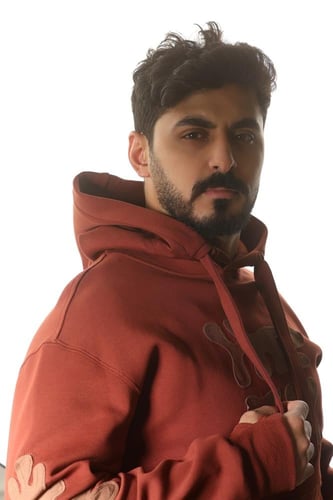 طقم رجالي شتوي بقبعة وطبعة نافرة على الصدر والأمام