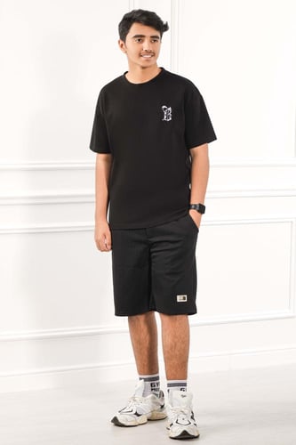 تيشرت رجالي أوفر سايز مزين بطباعة بحجم كبير على ال...