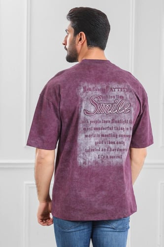 تيشرت رجالي أوفر سايز مغسول مزين بطبعة Smile بأحرف...