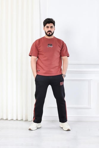 طقم رجالي اوفر سايز نص كم بنطال طويل مزين بطبعة بأ...