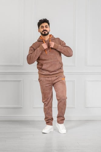 طقم رجالي شتوي دبل كاب فرو وطبعة كتابة كبيرة على ظ...