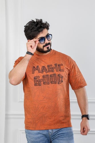 تيشرت رجالي بأكمام قصيرة وياقة دائرية مزين بطبعة M...