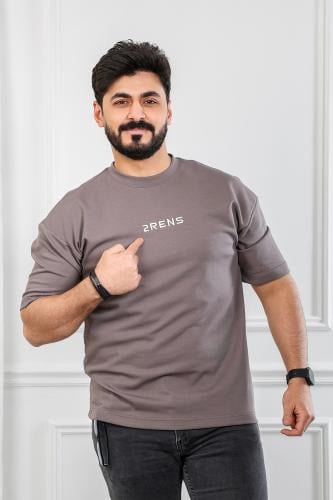 تيشرت رجالي بأكمام قصيرة وياقة دائرية مزين بتوقيع...
