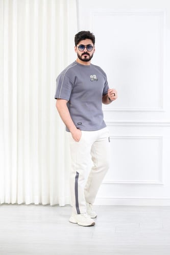 طقم رجالي اوفر سايز نص كم بنطال طويل مزين بطبعة بأ...