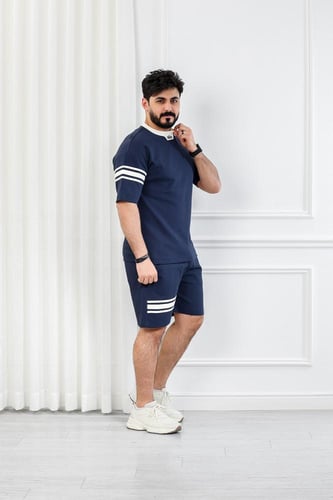 طقم رجالي شورت بأكمام قصيرة وياقة دائرية بيضاء مزي...