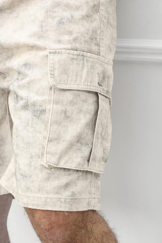 شورت رجالي مزود بجيوب