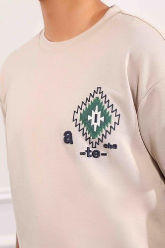 تيشرت رجالي اوفر سايز مزين بطبعة هندسية متماثلة عل...