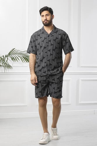 طقم رجالي بحري شورت بنقشات مختلفة طولية وأكمام قصي...