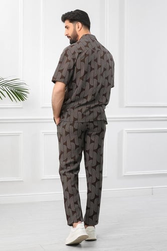 طقم رجالي بحري طويل بنقشات مختلفة طولية وأكمام قصي...