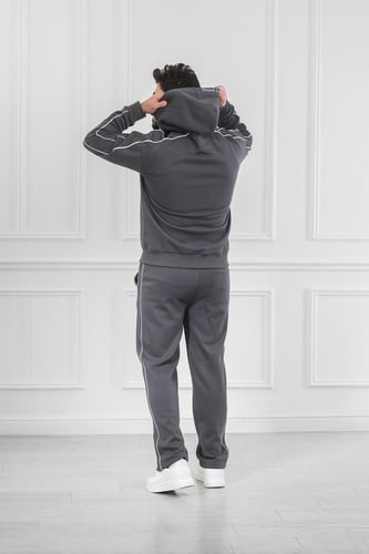 طقم رجالي شتوي دبل كاب وقبعة وخطوط على الجوانب