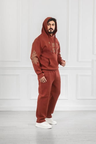 طقم رجالي شتوي بقبعة وطبعة نافرة على الصدر والأمام