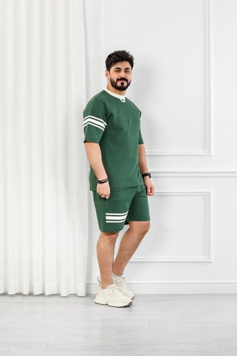 طقم رجالي شورت بأكمام قصيرة وياقة دائرية بيضاء مزي...