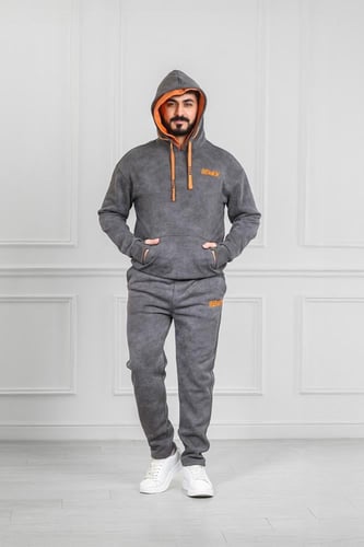 طقم رجالي شتوي دبل كاب فرو وطبعة كتابة كبيرة على ظ...