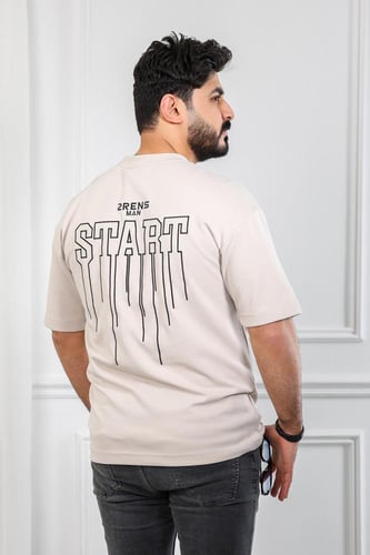 تيشرت رجالي بأكمام قصيرة وياقة دائرية مزين بتوقيع...
