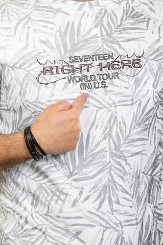 تيشرت رجالي بأكمام قصيرة وياقة دائرية مزين بطبعة و...