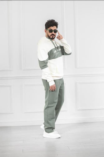 طقم رجالي شتوي دبل كاب فرو بلونين وطبعة على الصدر