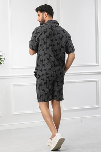 طقم رجالي بحري شورت بنقشات مختلفة طولية وأكمام قصي...