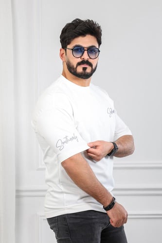 تيشرت رجالي بأكمام قصيرة وياقة دائرية مزين بطبعة م...