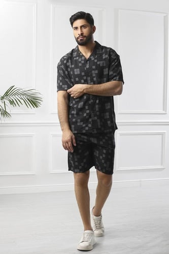 طقم رجالي بحري شورت بنقشات مربعة وأكمام متوسطة الط...