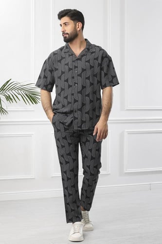 طقم رجالي بحري طويل بنقشات مختلفة طولية وأكمام قصي...