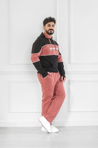 طقم رجالي شتوي دبل كاب فرو بلونين وطبعة على الصدر