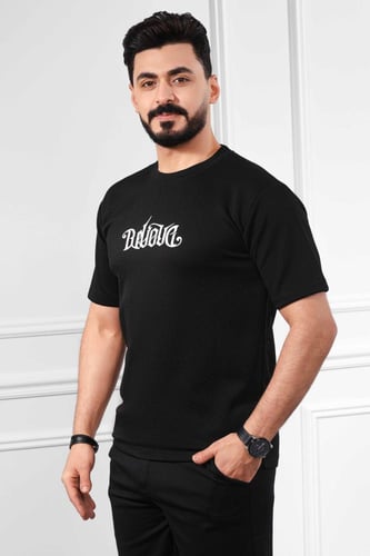 تيشرت رجالي اوفر سايز مزين بطبعة كتابية على الصدر...