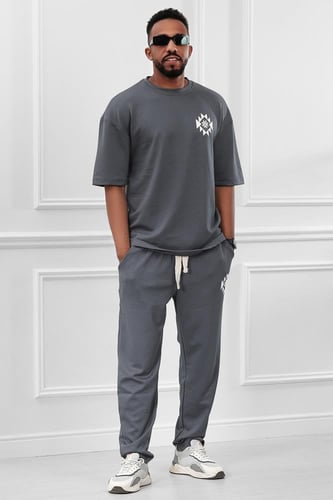 طقم رجالي صيفي كاجوال اوفر سايز مكون من تيشرت و بن...