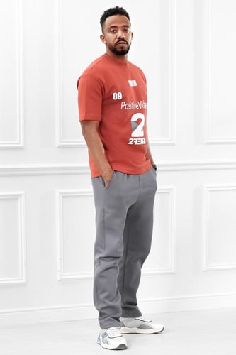 طقم رجالي صيفي كاجوال اوفر سايز مزود بطبعة من الأم...