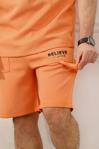 طقم رجالي كاجوال شورت أوفر سايز مزين بطبعة BELIEVE...
