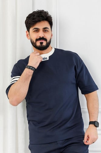 طقم رجالي شورت بأكمام قصيرة وياقة دائرية بيضاء مزي...