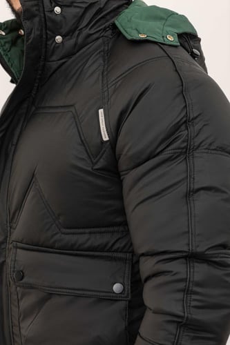 جاكيت رجالي شتوي مع غطاء رأس وأزرار إغلاق معدنية