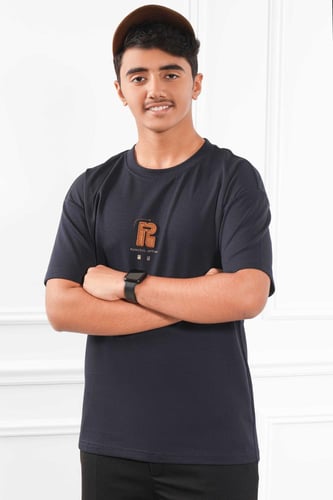 تيشرت رجالي اوفر سايز مزين بطبعة نافرة على الصدر و...