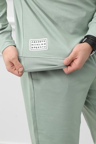 طقم رجالي شتوي كاجوال مزود بطبعة و أرجل ضيقه