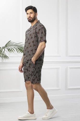 طقم رجالي بحري شورت بنقشات مختلفة طولية وأكمام قصي...