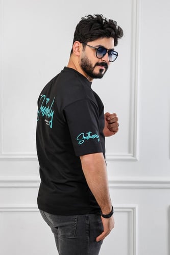 تيشرت رجالي بأكمام قصيرة وياقة دائرية مزين بطبعة م...