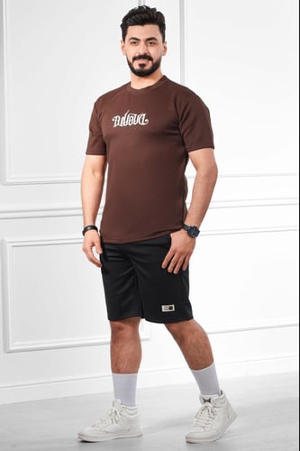 تيشرت رجالي اوفر سايز مزين بطبعة كتابية على الصدر...