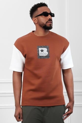 تيشرت رجالي أوفر سايز مزود بطبعة على الصدر بداخلها...