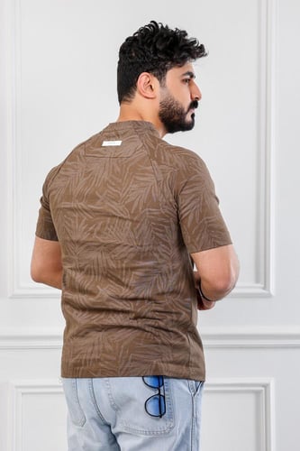 تيشرت رجالي بأكمام قصيرة وياقة دائرية مزين بطبعة و...