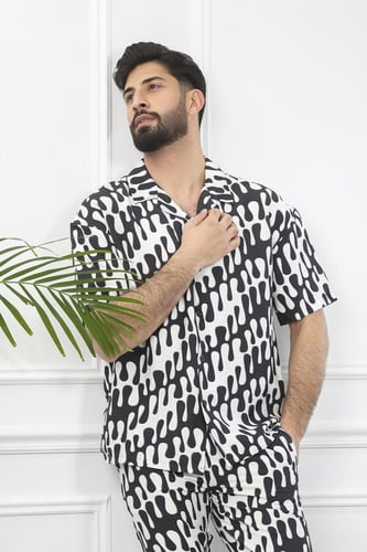 طقم رجالي بحري طويل بنقشات أفقية وأكمام قصيرة