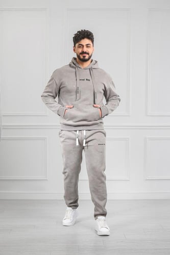 طقم رجالي شتوي بقبعة فرو وطبعات هندسية