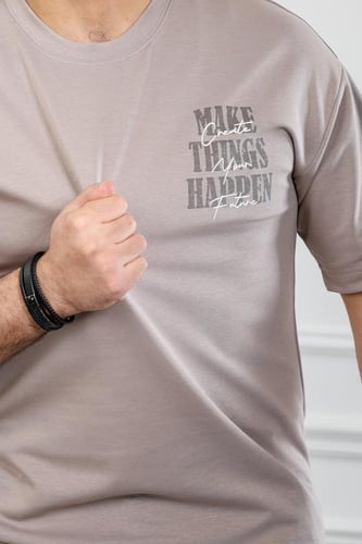 تيشرت رجالي بأكمام قصيرة وياقة دائرية مزين بطبعة ك...