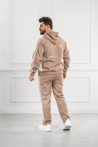 طقم رجالي شتوي بقبعة فرو وطبعة على الظهر