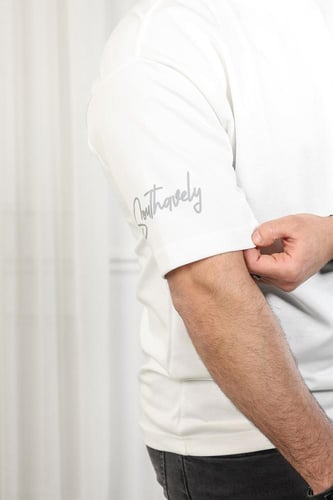 تيشرت رجالي بأكمام قصيرة وياقة دائرية مزين بطبعة م...