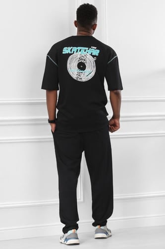 طقم رجالي صيفي كاجوال اوفر سايز مكون من تيشرت و بن...