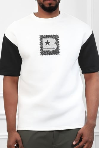 تيشرت رجالي أوفر سايز مزود بطبعة على الصدر بداخلها...