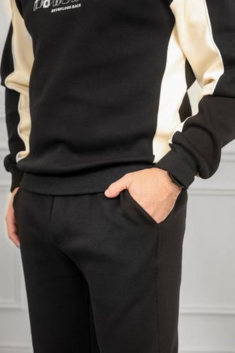 طقم رجالي شتوي بطباعة على الصدر كتابة بأشكال هندسي...