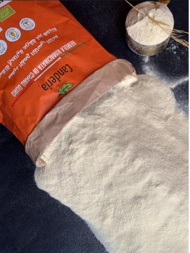 دقيق السميد عضوي من القمح القاسي مع جنين القمح (نا...